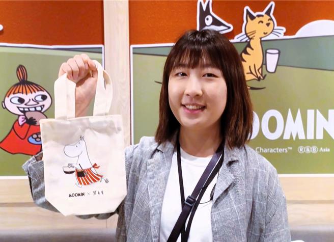 「黑毛屋」推出姆明周邊商品與活動，即日起凡入店消費達低消，並於社群打卡完成指定步驟，即送出限量聯名小提袋。(陳韻萍攝)