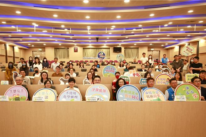 为因应全球气候变迁挑战、实现净零碳排政策，苗栗县政府18日举办「苗栗县光电与永续发展论坛」，邀集中央单位代表、生态保育专家学者、地方政府相关单位及再生能源业者，共同探讨地面型太阳光电设置所面临的挑战与对策，透过对话与交流寻求生态与绿能共存的最佳解方。 （吕丽甄摄）