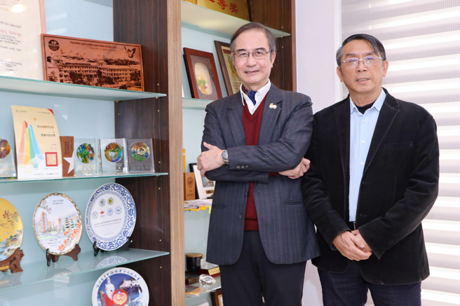 岭东科大校长陈仁龙(左)与副校长魏清圳。(照片/岭东科技大学提供)
