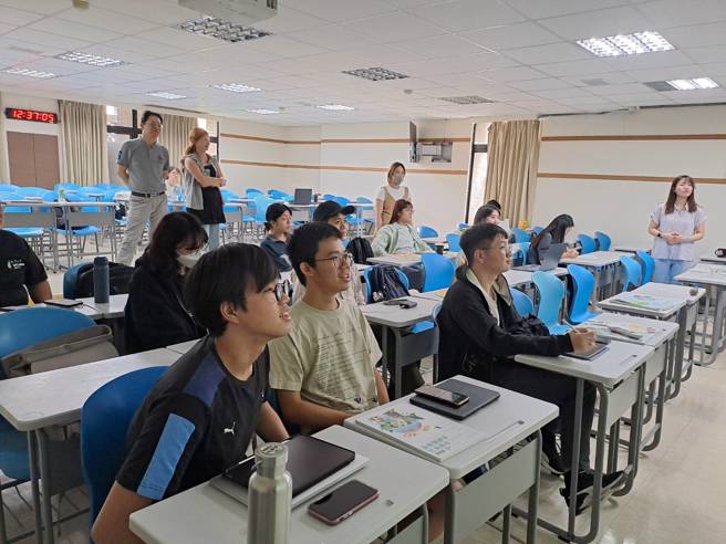 说明会吸引眾多对影视传播有兴趣的臺大学子到场。（照片／王莉颖摄）