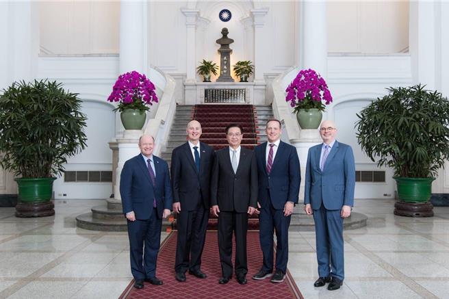 美國聯邦參議院外交委員會亞太小組主席芮基茲(Pete Ricketts，我國政府的翻譯是「瑞克茲」)率領跨黨派參議員訪問團來台。（總統府提供／游念育台北傳真）