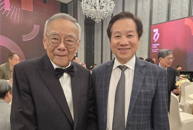 董事长蒋仲焘希望这笔基金能支持艺术中心修缮、推动博雅教育等规画，并为东海迈向「全人教育」与「人文×AI」共融的未来尽一份心力。（图／东海大学）