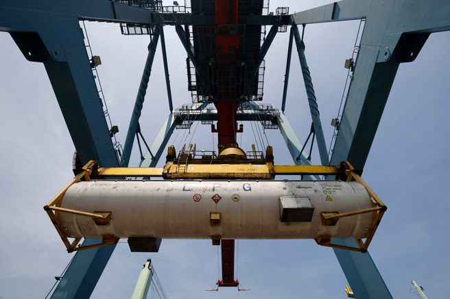 印尼雅加達貨運樞紐丹戎不碌港的液化石油氣(LPG)卸貨情況。(資料照/路透社)