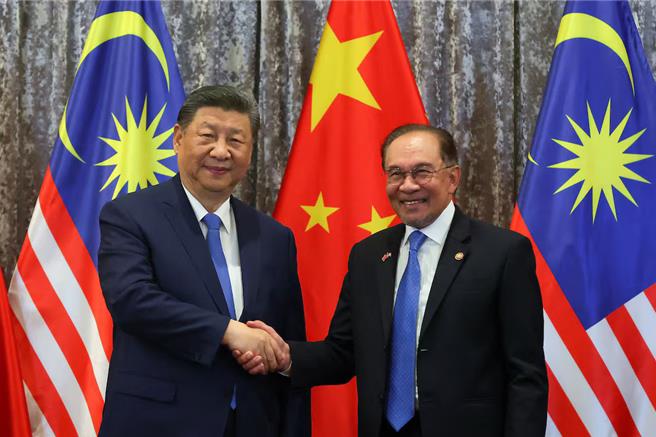 中国国家主席习近平近日访问东南亚，15至17日到访马来西亚会晤首相安华。（路透社）