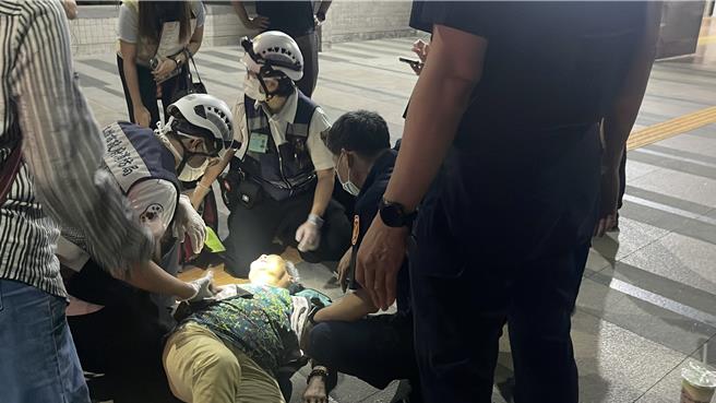 检方约晚间10时许谕令黄晃枝无保请回，她却刚步出地检就昏厥倒地，幸亏接受治疗后并无大碍。（丁治纲摄）