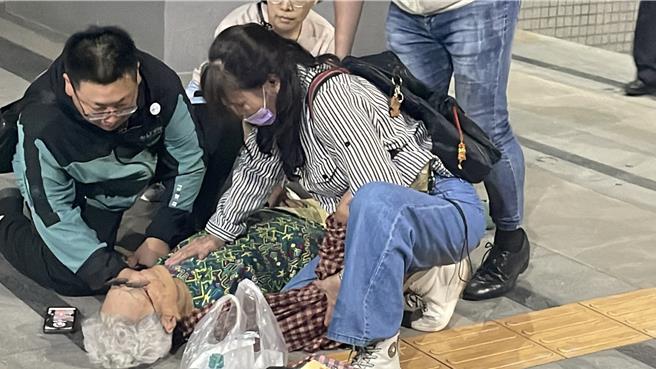 检方约晚间10时许谕令黄晃枝无保请回，她却刚步出地检就昏厥倒地，幸亏接受治疗后并无大碍。（丁治纲摄）