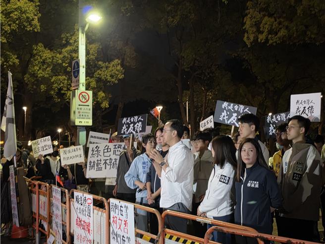 國民黨主席朱立倫晚間10點抵達現場。（林郁平攝）