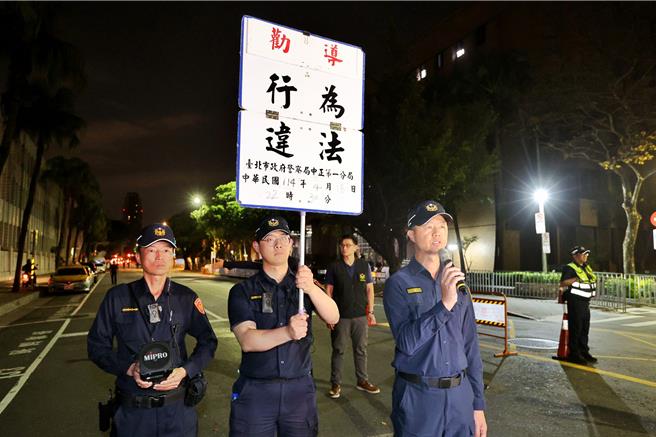 警方晚間10點30分第一次舉牌勸導。（杜宜諳攝）