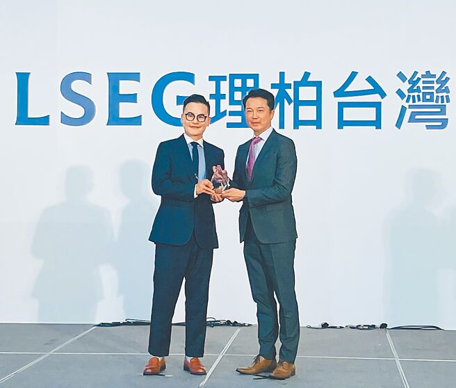 富盛證券投顧副董事長馬瑜明（右）出席受獎。圖／富盛證券投顧提供