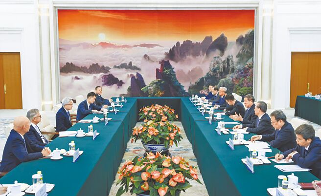 4月17日晚，中共中央政治局委员、国务院副总理何立峰（右四），在北京人民大会堂会见美国晶片巨擘辉达（NVIDIA）执行长黄仁勋（左三）。（新华社）