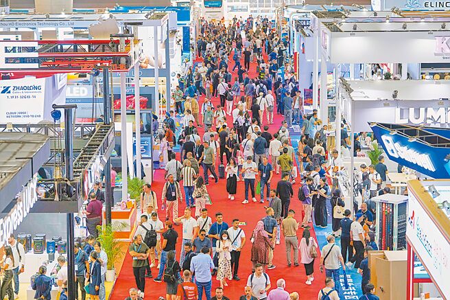 廣交會15日在廣州開幕，第一天就湧入6萬4500人，較去年同期成長8.9%。（美聯社）