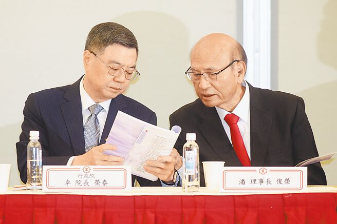 中华民国全国工业总会17日举行第13届第2次会员代表大会，理事长潘俊荣（右）、行政院长卓荣泰（左）在会上多有交流。（杜宜谙摄）