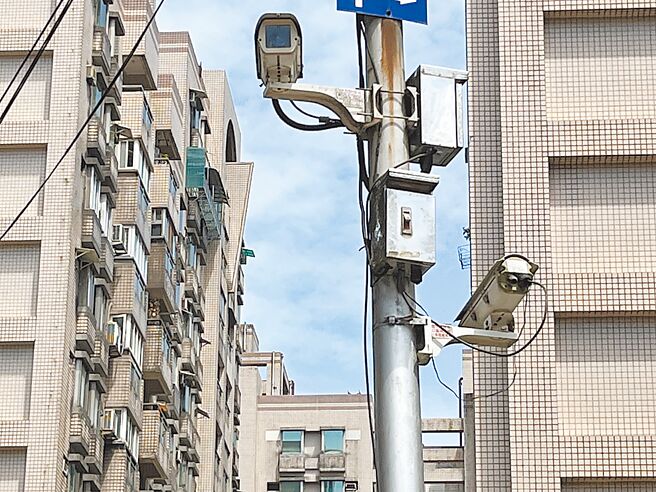 基隆市安樂區某社區內的監視器長年處於故障狀態，議員要求在1個月內完成維修。（張志康攝）