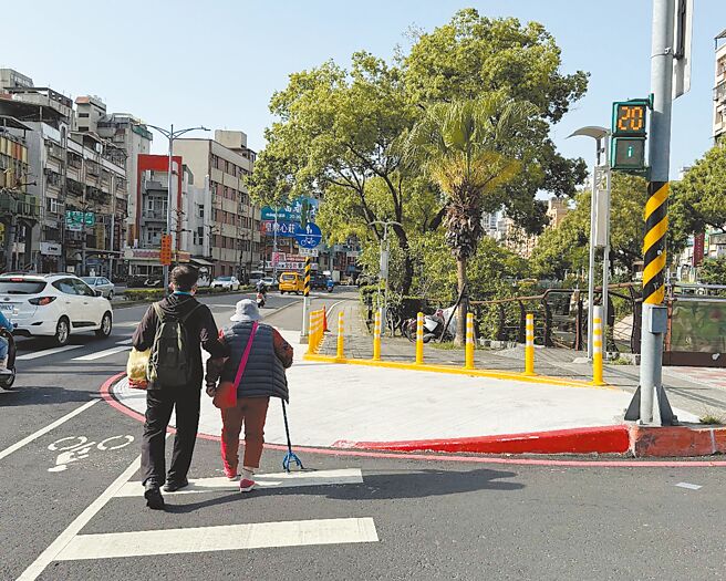 新北市新莊區中華路與中誠街口鄰近傳統市場，由於路口範圍較大、行車動線複雜且缺少無障礙斜坡道。新北市交通局與養工處近期改善該路段行人穿越道，新設行人庇護島及標線型人行道，提升行人通行安全性。（新北市交通局提供／高鈞麟新北傳真）