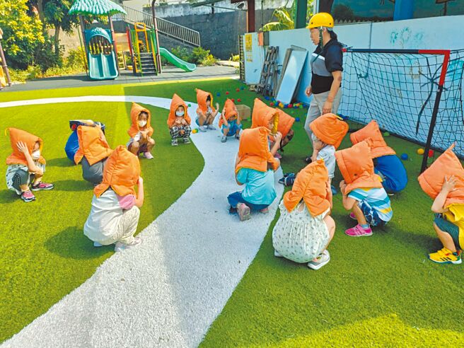 苗栗县114学年度公共化幼儿园招生将于22日启动，第1阶段统一报名至23日止。图为苗栗市启明国小附设幼儿园举行地震防灾演练。（苗栗县政府提供／吕丽甄苗栗传真）