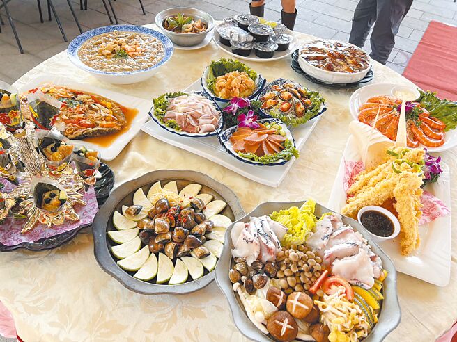 「虱目北門宴」平安宴辦桌，推出11道虱目魚海鮮料理，每桌只要4000元。（郭良傑攝）