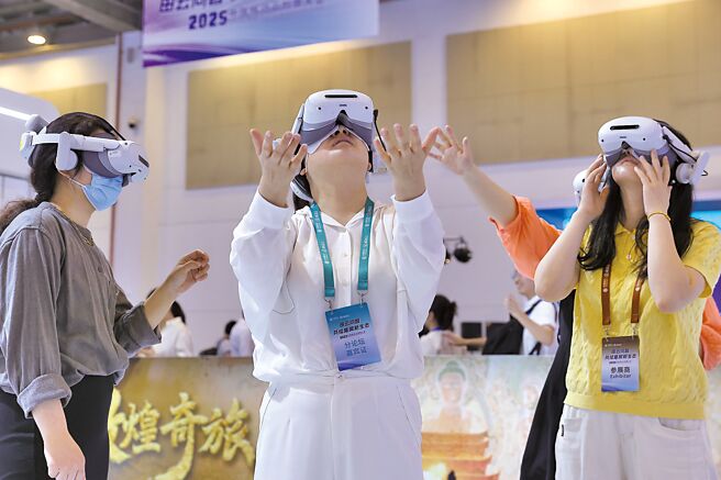 大陸阿里巴巴日前發布「通義千問」系列最新的人工智慧（AI）旗艦模型，聲稱能透過即時語音描述幫助視障人士「導航」。圖為示意圖。（中新社）