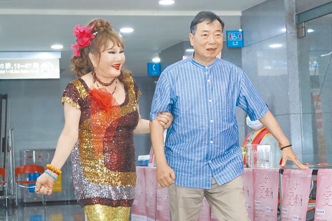 廖峻（右）17日驚傳3度中風，他去年曾和老搭檔澎澎合體，參與關懷演唱會活動。（資料照片）