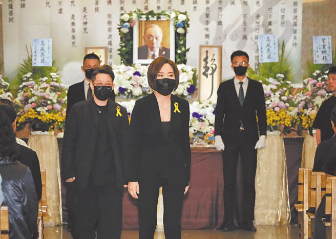 于美人17日在叶天健告别式感谢对方的提携照顾。（池宗玲摄）