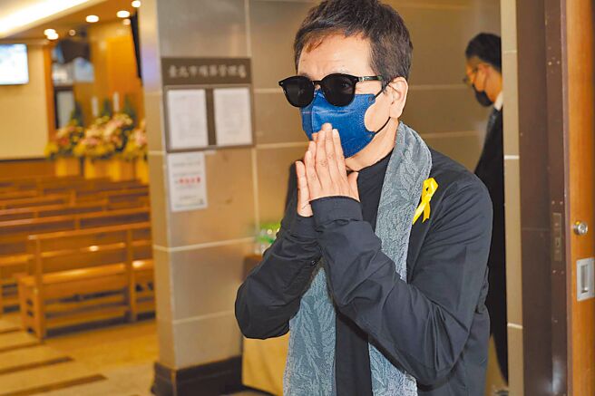 陈凯伦17日一早就到叶天健告别式吊唁。（池宗玲摄）