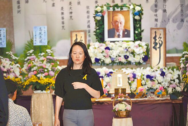 久未露面的黎明柔，17日现身在叶天健告别式。（池宗玲摄）