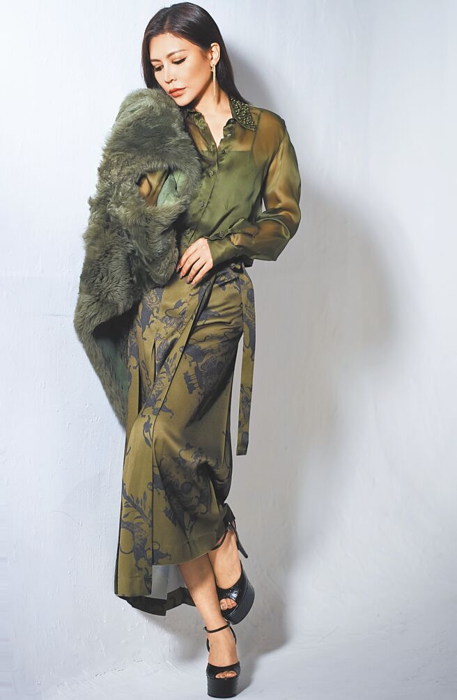 艾怡良透過音樂探索自己的內心世界，穿Fabiana Filippi薄紗小禮服，展現嫵媚性感的一面。（JOJ PHOTO攝．企畫／中時時尚）