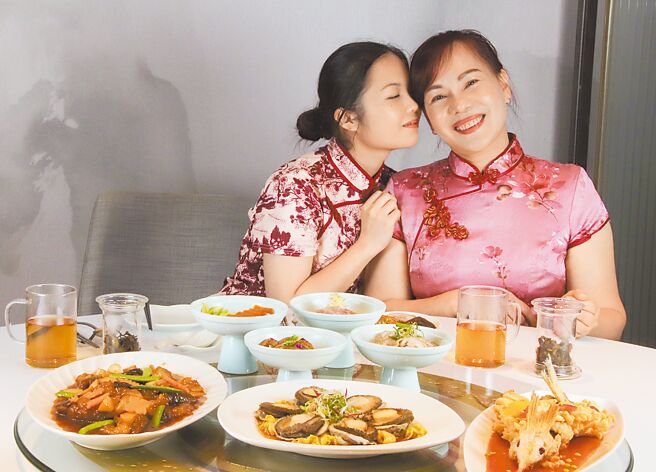 「天香樓」與媽媽擁抱或親吻臉頰並拍照留影，即可參加母親節摸彩活動。（麗緻餐旅集團提供）