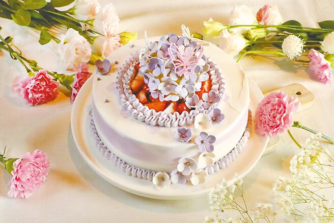 母親節創意蛋糕「芋泥伯爵」，6吋以上附錄音功能，可錄下祝福話語送給媽媽，4月30日前享早鳥優惠。（大地酒店提供）