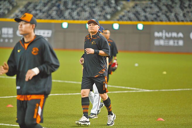 中職統一獅老將胡金龍賽前有自己的訓練節奏。（李弘斌攝）