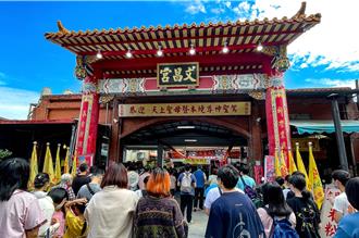 宜蘭文昌宮舉辦祈福儀式 考生拿「包中禮」獲好運