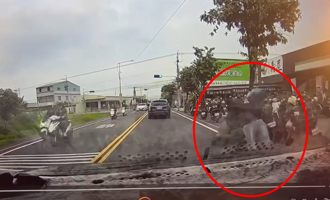 台中婦「低頭暴衝」過馬路 下秒遭機車高速撞飛！驚悚瞬間曝