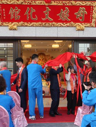 赖总统揭牌遭「红布盖头」！蒋万安抛倒阁后两人同台互动曝