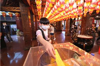 基隆150名考生齊聚慈雲寺祈福迎會考 謝國樑勉勵金榜題名