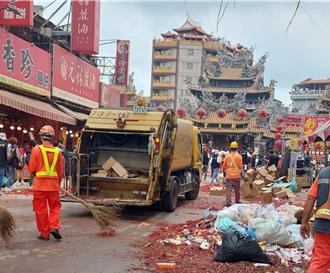 北港媽祖遶境清出百噸炮屑 「炮屑山」剩半層樓減量有成
