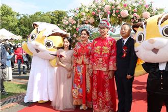 苗栗客家桐花婚禮浪漫登場 36對新人攜手結連理