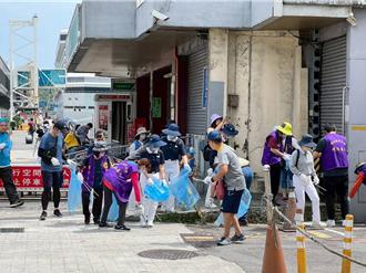 基隆出動250名環保志工 沿路掃街清出2300根菸蒂