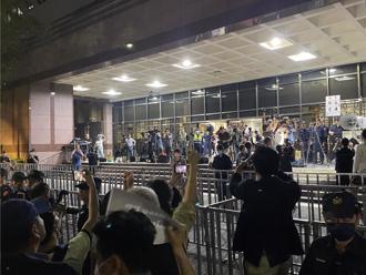 藍夜衝北檢 鍾沛君和成排員警擦身而過時 突聽到2字低語