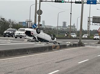 桃園觀音區車禍！小貨車超車不慎自撞分隔島翻覆 駕駛一度受困