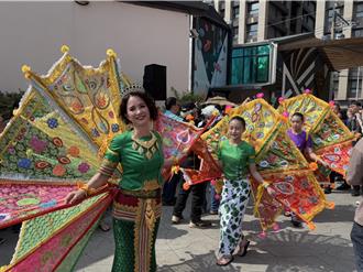 潑水祈福、火把求吉 桃園龍岡米干節化身金三角文化嘉年華