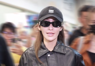 萧亚轩復出开工！录音综《让我来唱》 粉丝直击现身无锡机场