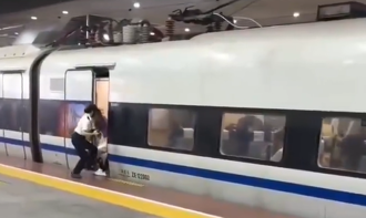 家人未上車！陸女「肉身硬撐」伸腿卡高鐵門 結局曝光