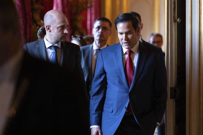 卢比欧（右）在巴黎表示，乌俄停火谈判若在数日内无进展，美国将转向其他优先要务。（达志影像／美联社）