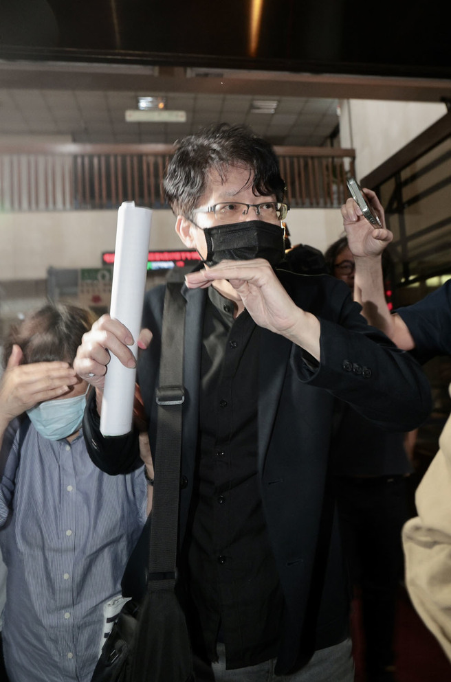 台北地检署侦办国民党台北市党部连署涉偽造文书案，检察官18日清晨复讯后声押4人，台北地院19日凌晨5时裁定黄吕锦茹、曾繁川（前）无保请回。（郭吉铨摄）