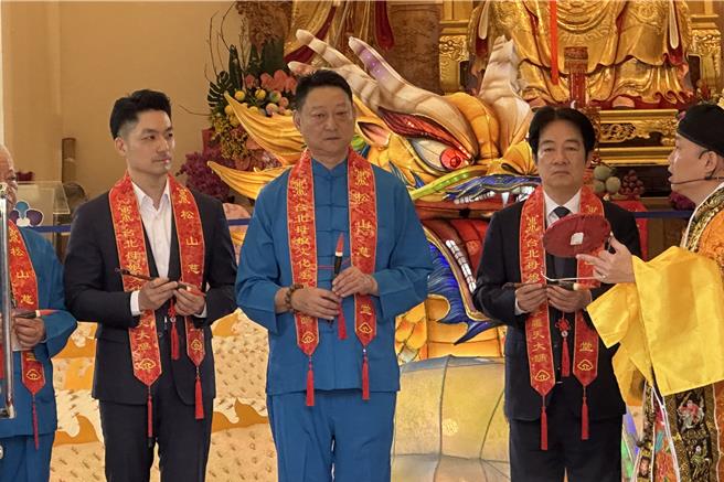 台北市长蒋万安（左）19日与赖清德总统（右）同场参加松山慈惠堂母娘文化季活动，在致词时蒋万安也意有所指表示「居大位者一定要时时刻刻以民生为主、以苍生为念。」（丁上程摄）