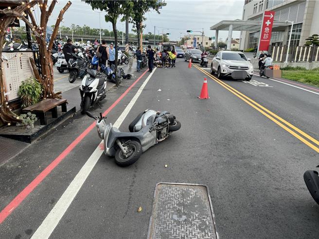 一名女子小跑步穿越车阵过马路，对向机车闪避不及，撞个正着。（民眾提供／宝智华台中传真）