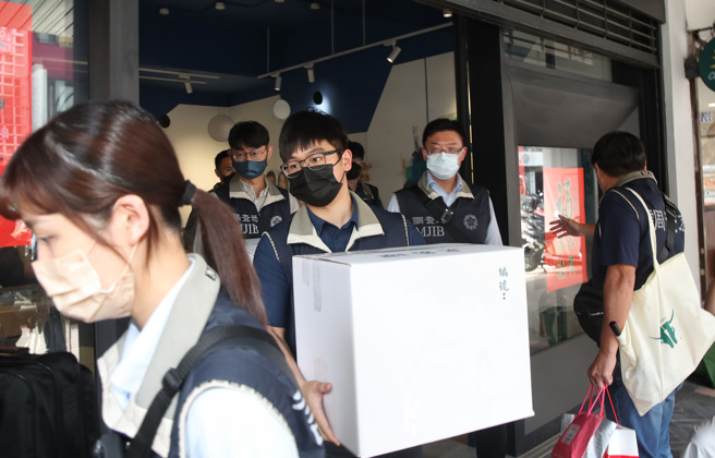 台北地检署侦办罢免案幽灵连署涉偽造文书，17日指挥调查局台北市调处搜索国民党台北市党部，带着纸箱打包的资料离开。（资料照／王英豪摄）