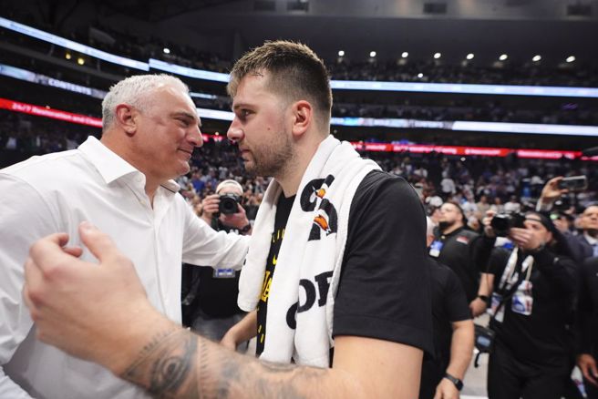 湖人后卫东契奇与父亲拥抱。（美联社资料照）