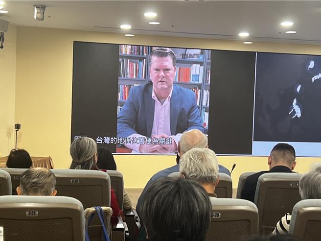 第13届海内外台湾国是会议19日举行，其中国防部印太安全事务部前助理部长薛瑞福（Randall Schriver）谈到近期美国总统川普提出的关税政策，他以录影方式给台湾建议。（游念育摄）