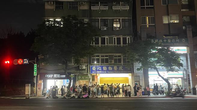 北市「安心动物医院」治疗许多罹患重症的宠物，近日爆发经营纠纷，让不少饲主们担心，深夜仍聚集在诊所外。（图／网友授权提供）