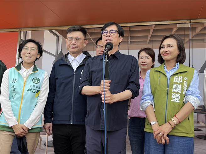 高雄市长陈其迈严肃表示，「活人投票却是死人罢免」，这不是民主国家的正常现象，是系统性的舞弊行为，检调要强力彻查。（纪爰摄）